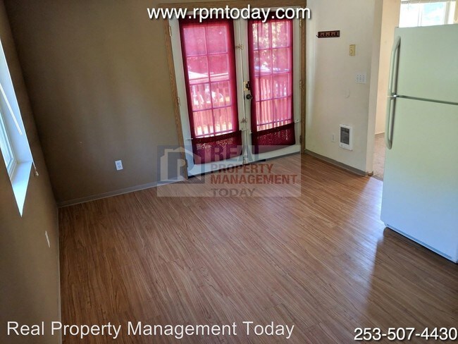 Foto del edificio - 1555-1557 W Railroad Ave