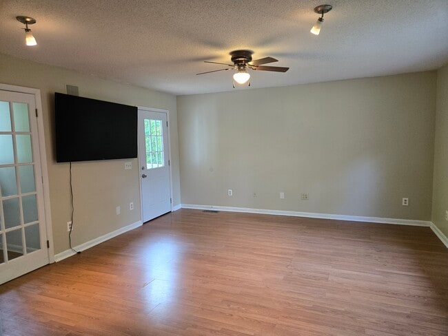 Den - 143 County Road 244