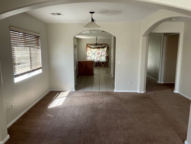 Building Photo - Great 3 bedroom, 2 bath home located right...