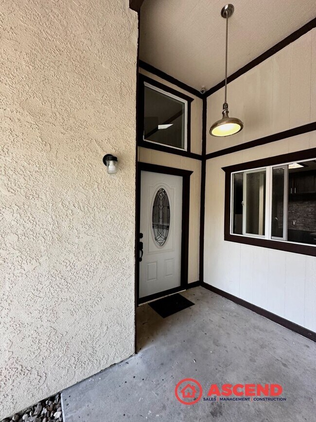 Building Photo - Charming Condo Located in HOA!