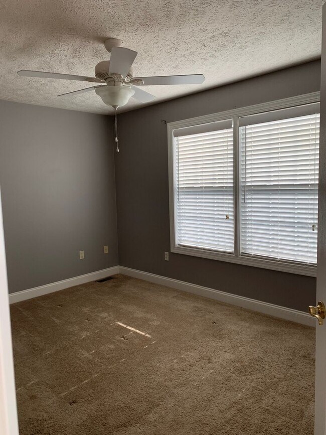Building Photo - 2 Bedroom 2.5 Bath Townhouse with 2 Car Ga...