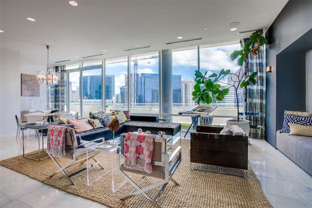 Foto del edificio - 2408 Victory Park Ln