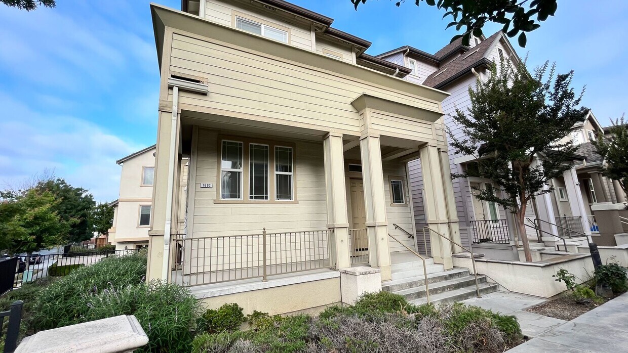 Photo - 1693 Salamoni Court
