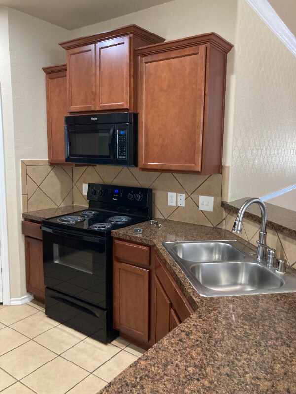 Building Photo - 3237 Mint Springs St