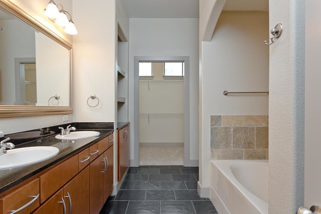 Building Photo - 1901 Post Oak Blvd