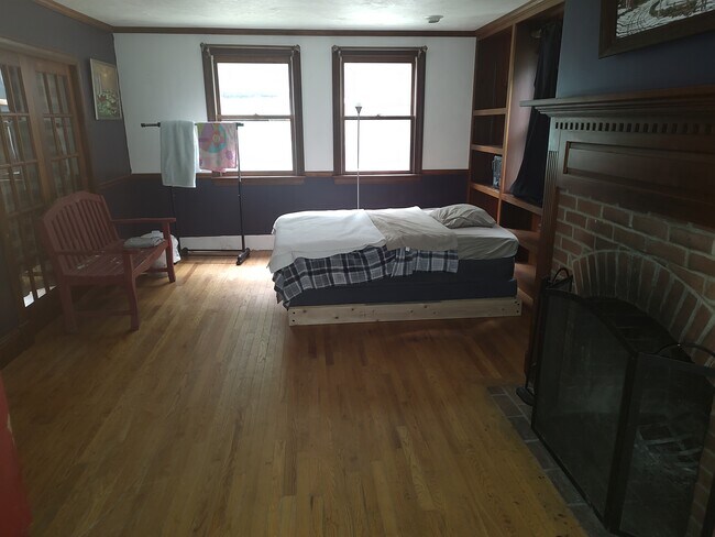 Building Photo - 299 Miller St