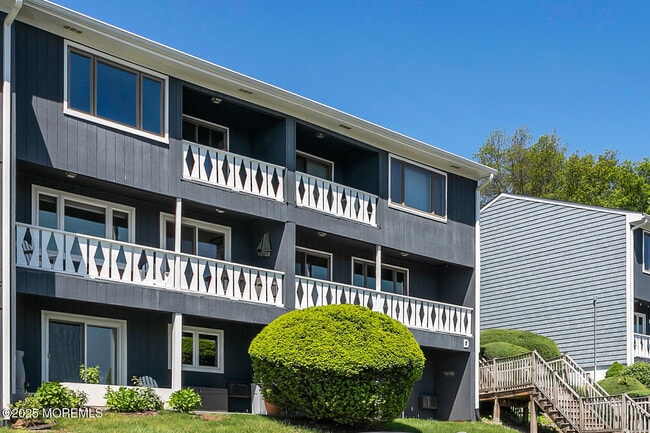 Building Photo - D4 Hillside Ave