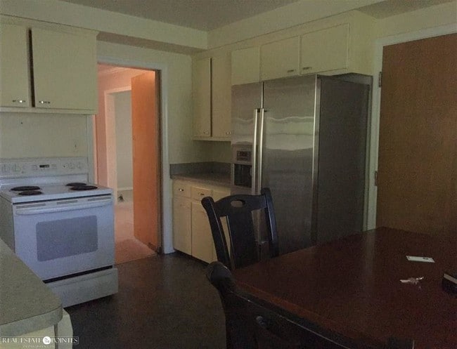 Building Photo - 928 Harcourt Rd