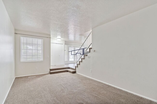 Foto del edificio - 281 Pheasantbrook Dr