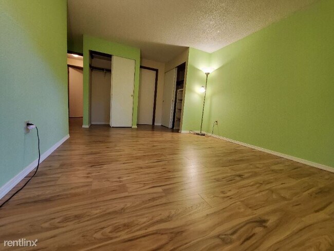 Building Photo - 2 br, 1 bath Condo - 10003 NE 123rd St Unit