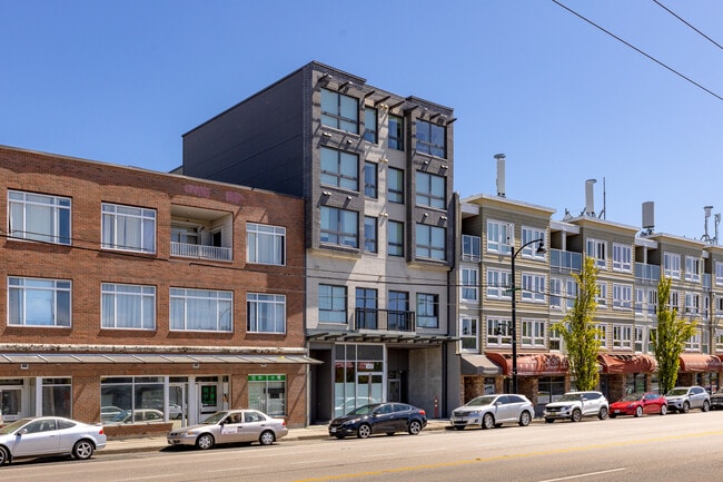 Building Photo - 2551 Kingsway