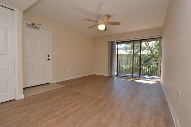 Foto del edificio - Lovely Winter Springs Condo ~ Vinyl Plank Flooring and Large Screened Patio!