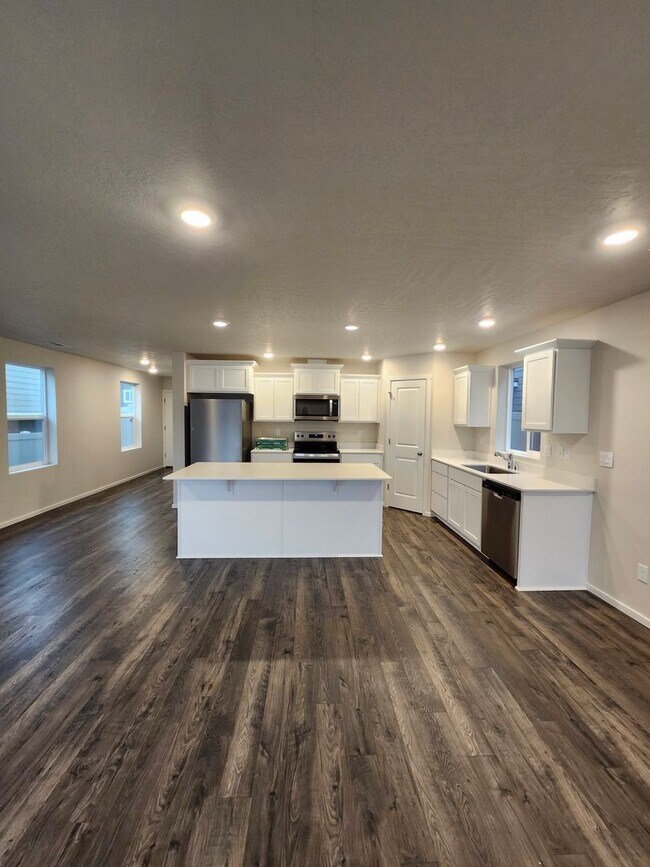 Building Photo - Move-in Special: $500 off! Brand New, Beau...