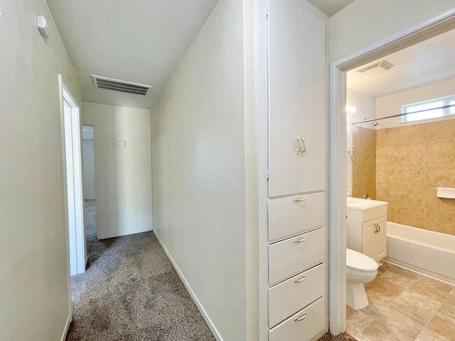 Building Photo - 700-702 Poplar Avenue