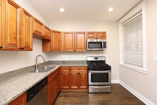 Building Photo - 1634 W Roscoe St