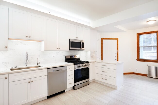 Kitchen Plus Solarium - 5610 N Kenmore Ave