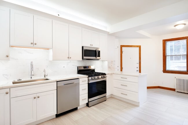 Kitchen Plus Solarium - 5610 N Kenmore Ave Apartments