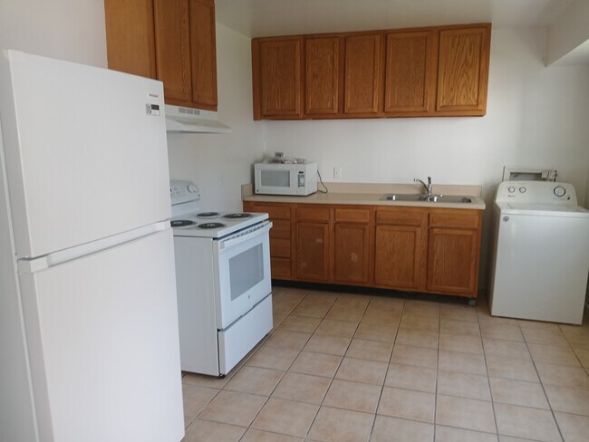 Building Photo - 861 W 48th St