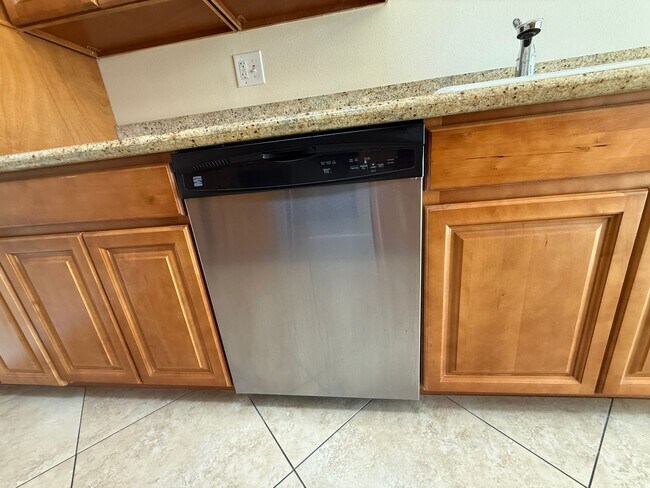 Building Photo - 3 Bedroom Condo for Lease with a 1 Car Garage