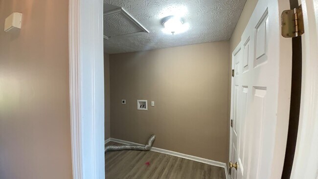 Building Photo - 5686 Hillary St