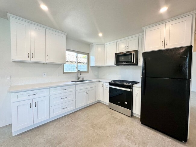 Building Photo - COMING SOON! 1 Bedroom 1 Bathroom Apartment in Palm Springs w/ Community Pool !