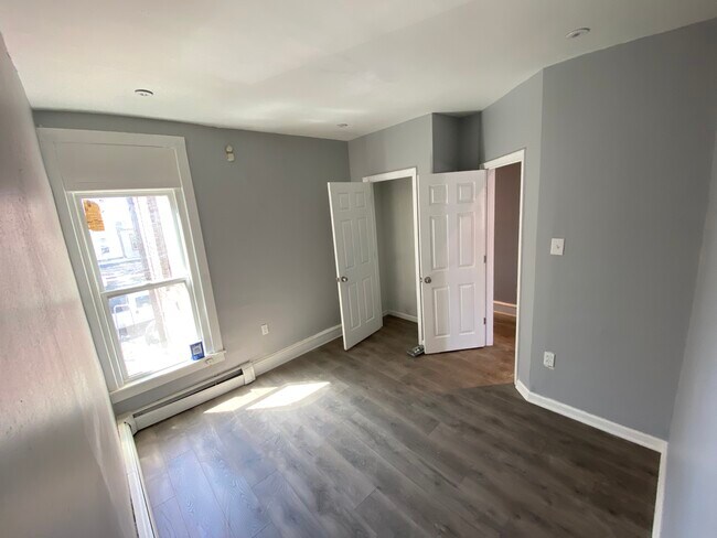 Middle room - 4500 N Front St