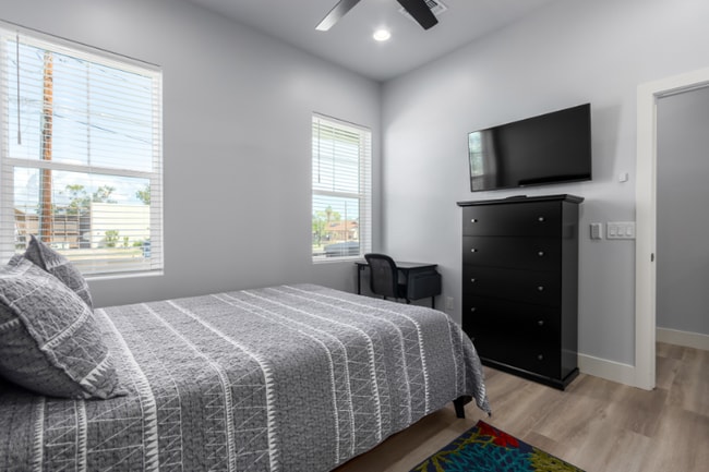 Photo - 148 N Hibbert Apartment