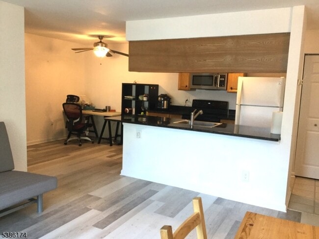 Building Photo - 73 Eton Way