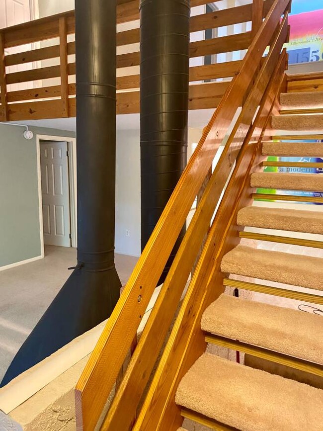 Steps to Loft & Rm 2 - 812 Stratford Dr