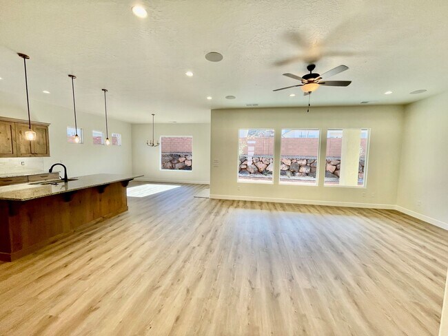 Foto del edificio - BRAND NEW Three Bedroom Home in Desert Cliffs