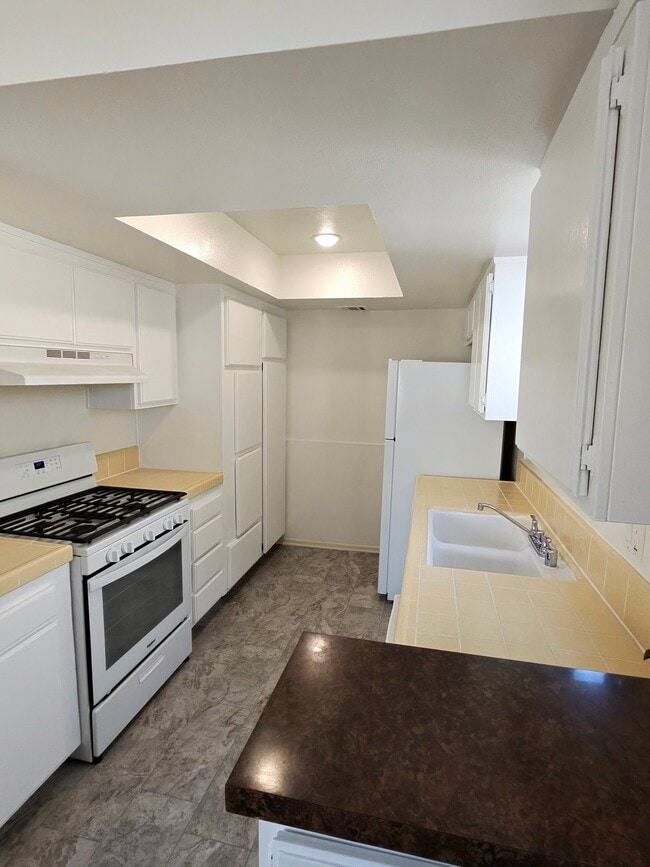 Building Photo - 135 N Swall Dr