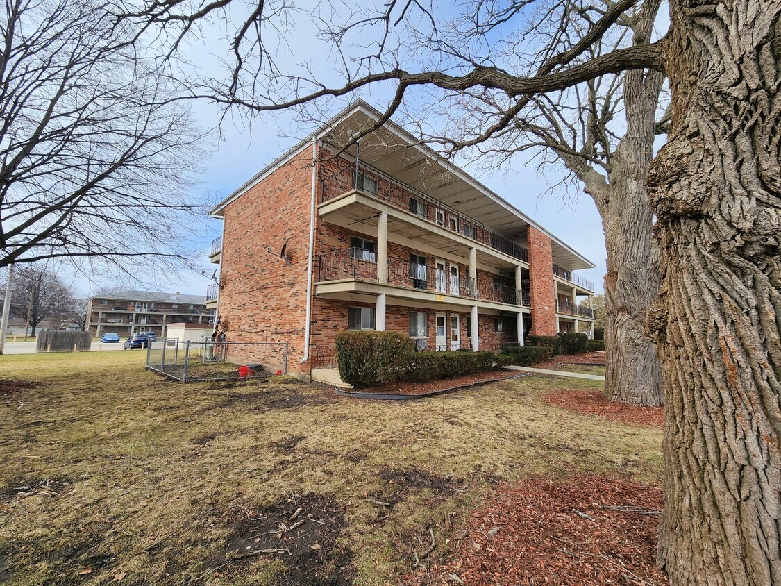 2104 Gabriel Ave Unit 8, Zion, IL 60099 Condo for Rent in Zion, IL