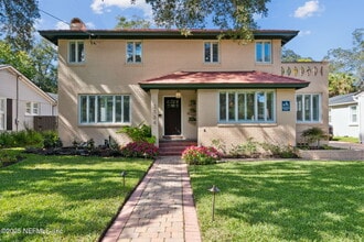 Building Photo - 2334 Broadmoor Ln