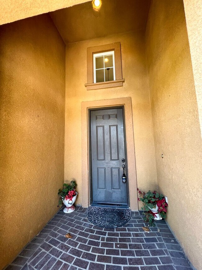 Foto del edificio - Spacious 4 Bedroom 3 Bathroom Home with 3 ...