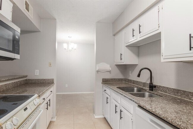 Building Photo - 10555 Turtlewood Ct