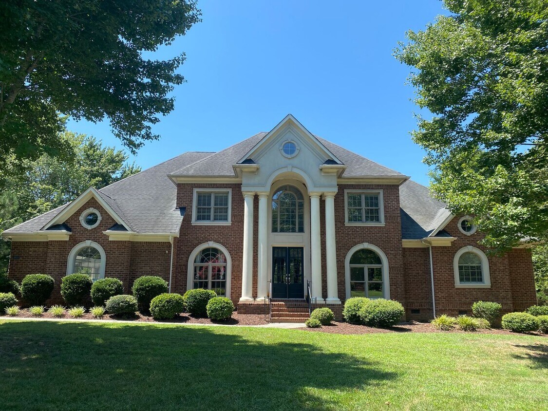 Foto principal - Stunning 4-Bedroom All-Brick Home in Sough...