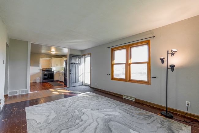 Building Photo - 2 Bed 1 Bath Home Available Now