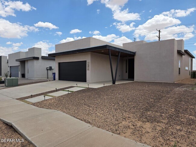 Foto del edificio - 14816 John McNeely Ave
