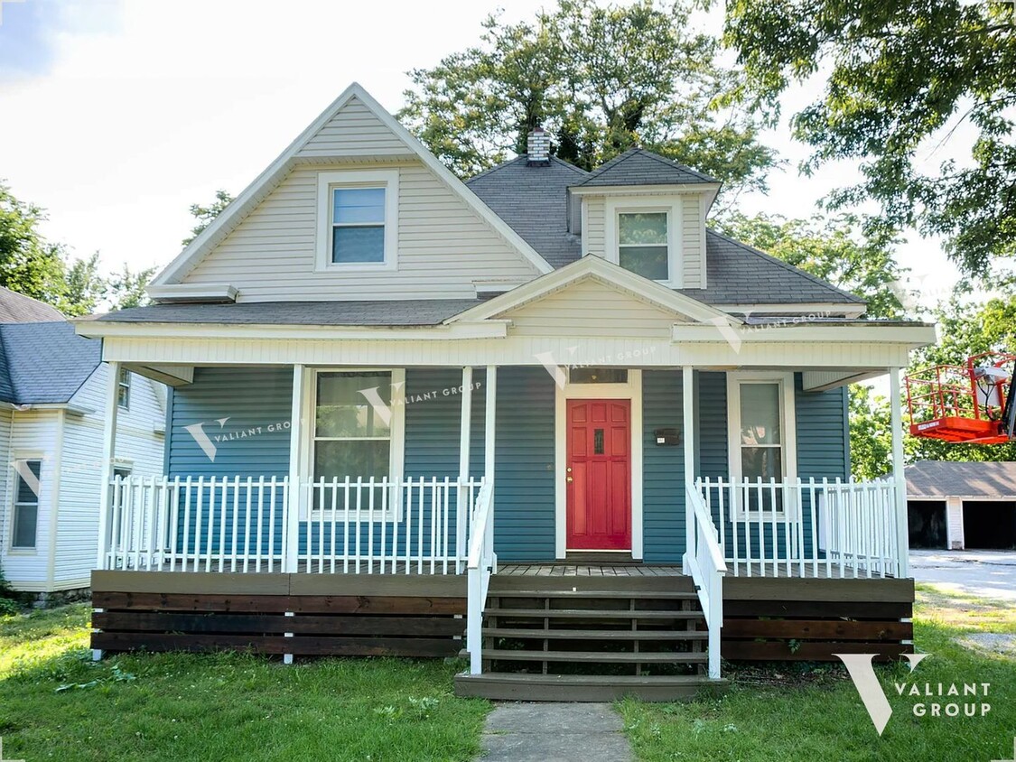 Primary Photo - Historic 4-Bedroom, 2-Bathroom Home in Mid...