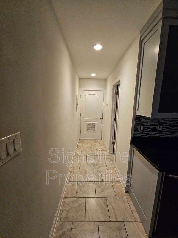 Building Photo - 2312 W Cary St