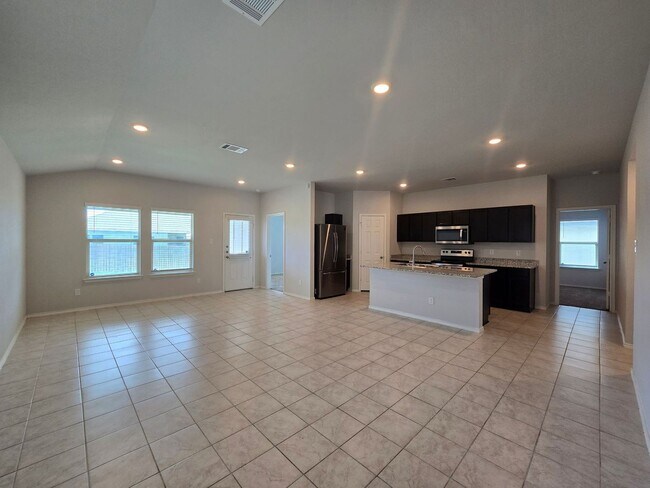 Foto del edificio - RENT REDUCTION - AVAILABLE NOW!