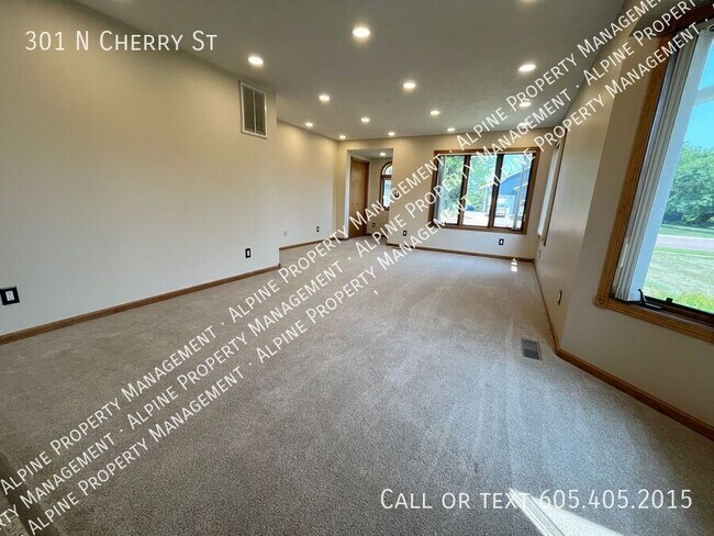 Foto del edificio - 301 N Cherry St