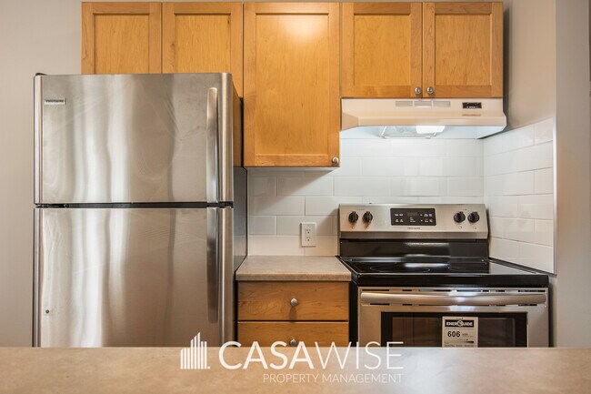 Photo du bâtiment - 10230-120 120 St NW