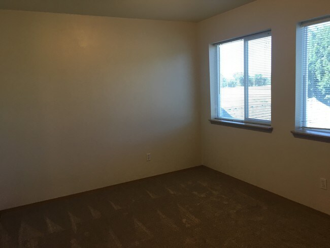 Building Photo - 5465 Glenridge Way