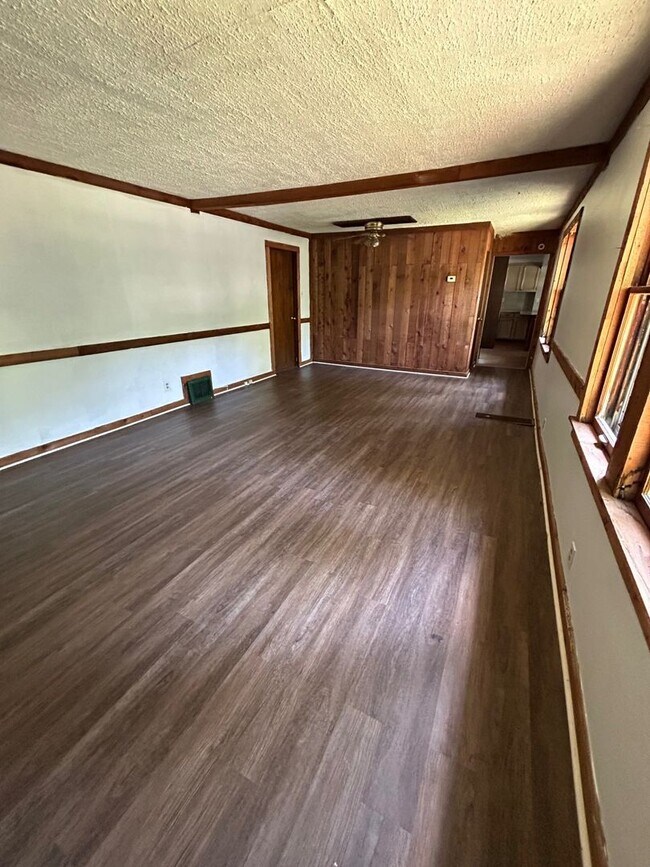 Building Photo - BELOW MARKET RENT!