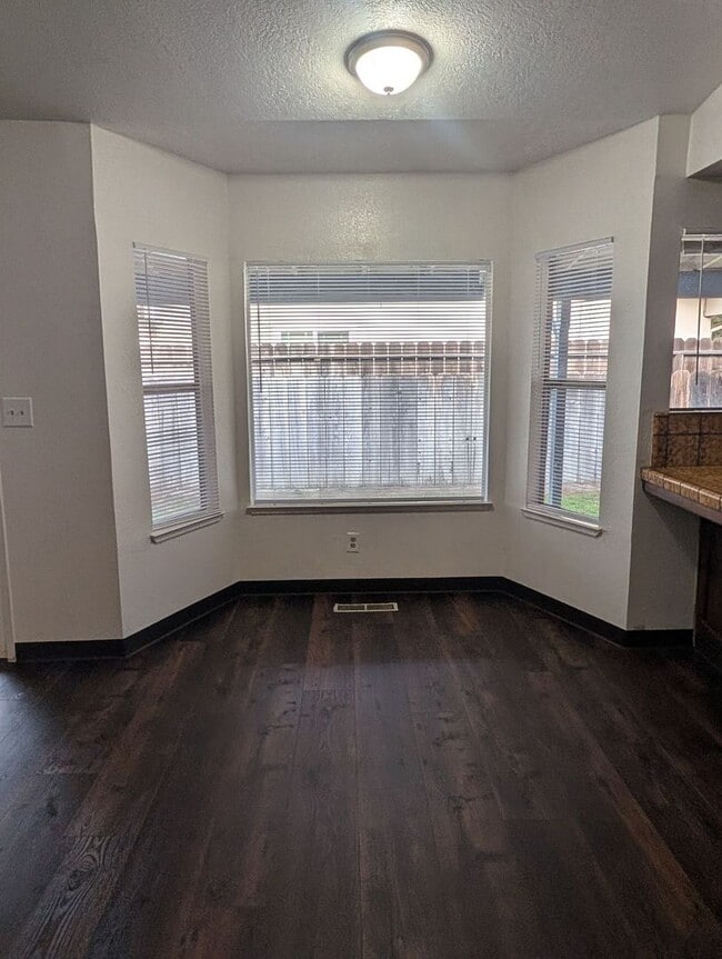 Foto del edificio - 1765 N Denair Ave