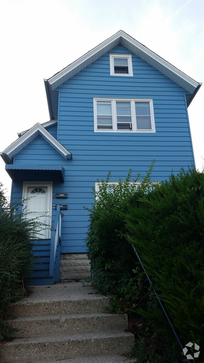 Building Photo - 1668 N Van Buren St