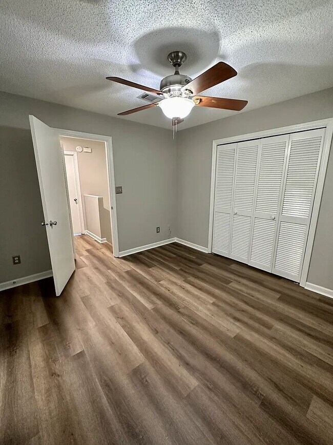 Foto del edificio - Two story, 2 bedroom / 2.5 bathroom townhome