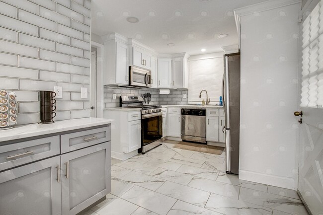 Building Photo - 3-bedroom 3-bathroom w/a loft in historic ...