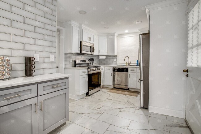 Foto del edificio - 3-bedroom 3-bathroom w/a loft in historic Pendleton Heights!